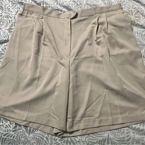 Ivory / Cream Coral Bay Plus Golf Shorts.  Size 22W.